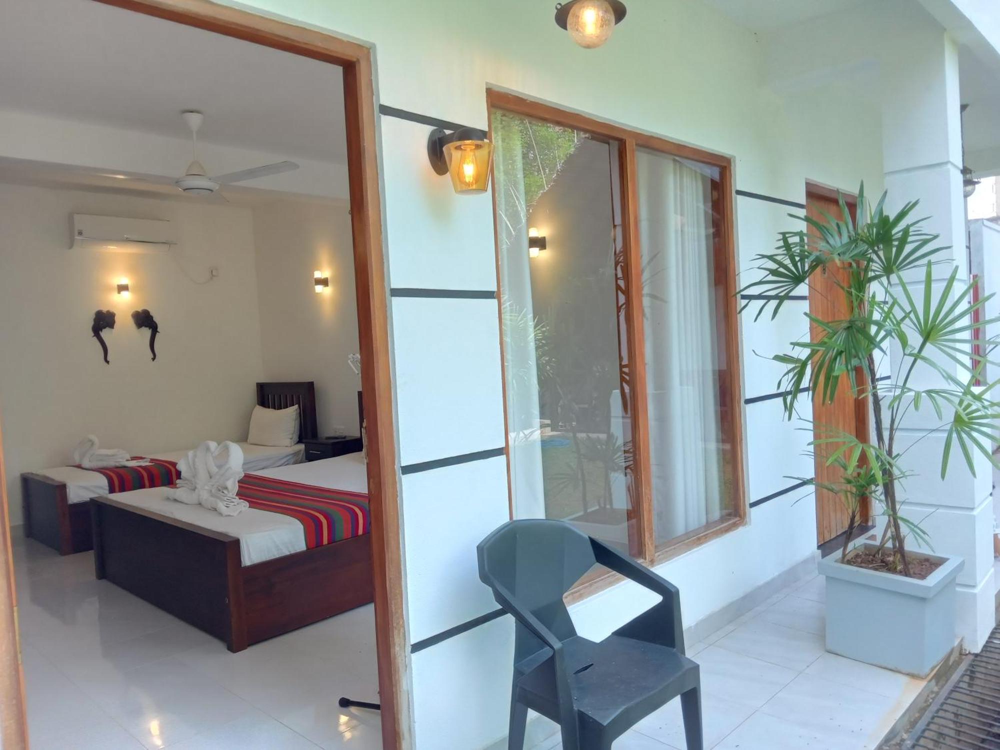 White Rose Safari Home Stay Udawalawe Exterior photo